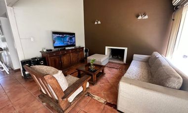 CASA 4 AMBIENTES B. CERRADO HURLINGHAM APTO CRED.