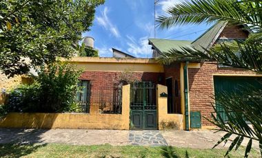 VENTA CASA 4 AMBIENTES HURLINGHAM ACEPTA  PERMUTA