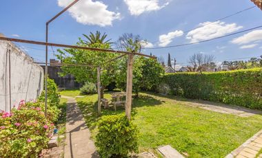 CASA CON AMPLIO LOTE VENTA, BURZACO. APTO CREDITO