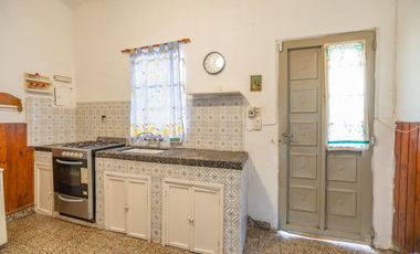 CASA CON AMPLIO LOTE VENTA, BURZACO. APTO CREDITO