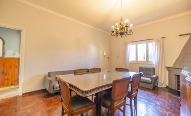 CASA CON AMPLIO LOTE VENTA, BURZACO. APTO CREDITO