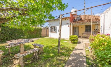 CASA CON AMPLIO LOTE VENTA, BURZACO. APTO CREDITO