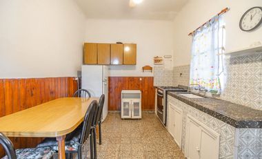 CASA CON AMPLIO LOTE VENTA, BURZACO. APTO CREDITO