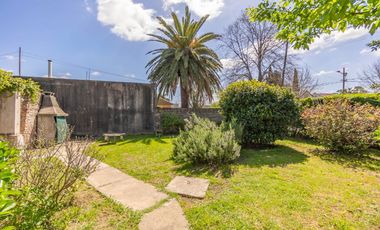 CASA CON AMPLIO LOTE VENTA, BURZACO. APTO CREDITO