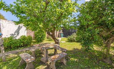 CASA CON AMPLIO LOTE VENTA, BURZACO. APTO CREDITO