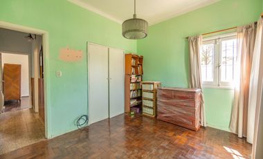 CASA CON AMPLIO LOTE VENTA, BURZACO. APTO CREDITO