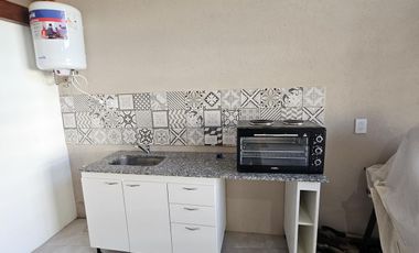 Monoambiente con gran entrepiso (funcional como dormitorio) en alquiler, renovado por completo