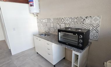 Monoambiente con gran entrepiso (funcional como dormitorio) en alquiler, renovado por completo