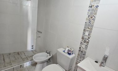Monoambiente con gran entrepiso (funcional como dormitorio) en alquiler, renovado por completo