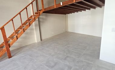 Monoambiente con gran entrepiso (funcional como dormitorio) en alquiler, renovado por completo