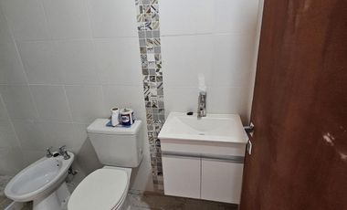 Monoambiente con gran entrepiso (funcional como dormitorio) en alquiler, renovado por completo