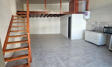 Monoambiente con gran entrepiso (funcional como dormitorio) en alquiler, renovado por completo