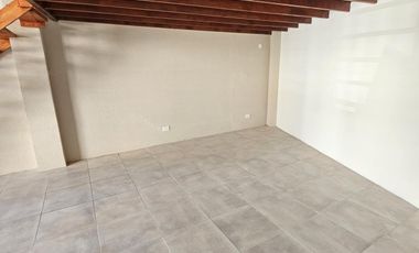 Monoambiente con gran entrepiso (funcional como dormitorio) en alquiler, renovado por completo