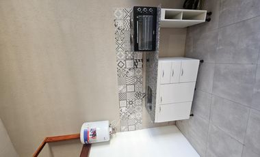 Monoambiente con gran entrepiso (funcional como dormitorio) en alquiler, renovado por completo