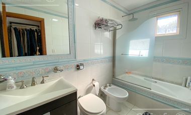 Casa en venta de 8  ambientes con fondo a golf en Abril Club de Campo, Guillermo Hudson