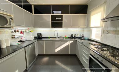 Casa en venta de 8  ambientes con fondo a golf en Abril Club de Campo, Guillermo Hudson