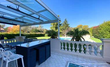 Casa en venta de 8  ambientes con fondo a golf en Abril Club de Campo, Guillermo Hudson