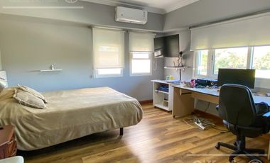 Casa en venta de 8  ambientes con fondo a golf en Abril Club de Campo, Guillermo Hudson