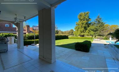 Casa en venta de 8  ambientes con fondo a golf en Abril Club de Campo, Guillermo Hudson