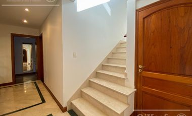 Casa en venta de 8  ambientes con fondo a golf en Abril Club de Campo, Guillermo Hudson