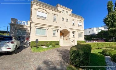 Casa en venta de 8  ambientes con fondo a golf en Abril Club de Campo, Guillermo Hudson