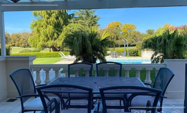 Casa en venta de 8  ambientes con fondo a golf en Abril Club de Campo, Guillermo Hudson