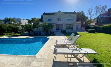 Casa en venta de 8  ambientes con fondo a golf en Abril Club de Campo, Guillermo Hudson