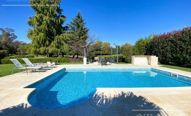 Casa en venta de 8  ambientes con fondo a golf en Abril Club de Campo, Guillermo Hudson