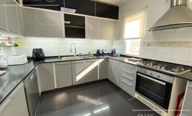 Casa en venta de 8  ambientes con fondo a golf en Abril Club de Campo, Guillermo Hudson
