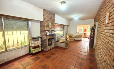 CASA EN VENTA VARELA 4 DORMITORIOS QUINCHO PILETA