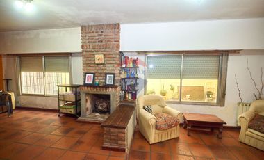 CASA EN VENTA VARELA 4 DORMITORIOS QUINCHO PILETA