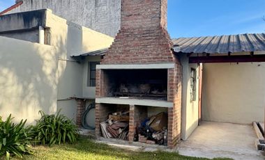 VENTA CASA 5 AMB CON PILETA EN BELLA VISTA CREDITO