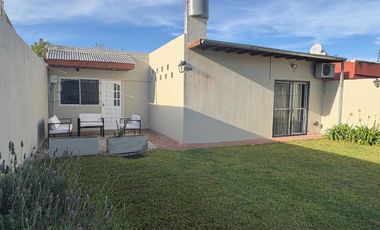 VENTA CASA 5 AMB CON PILETA EN BELLA VISTA CREDITO