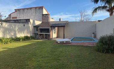 VENTA CASA 5 AMB CON PILETA EN BELLA VISTA CREDITO