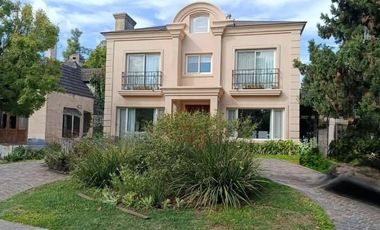 Casa en ALQUILER  BC Champagnat - PILAR