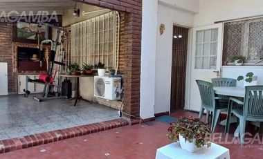 CASA VENTA VILLA LYNCH  4 AMBIENTES JARDIN QUINCHO