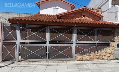 CASA VENTA VILLA LYNCH  4 AMBIENTES JARDIN QUINCHO