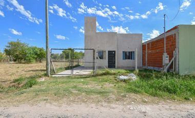 CASA EN VENTA EN PARQUE SICARDI 2 DORMITORIOS