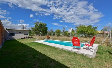 CASA EN VENTA EN PARQUE SICARDI 2 DORMITORIOS