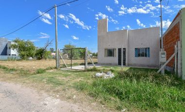 CASA EN VENTA EN PARQUE SICARDI 2 DORMITORIOS
