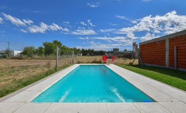 CASA EN VENTA EN PARQUE SICARDI 2 DORMITORIOS