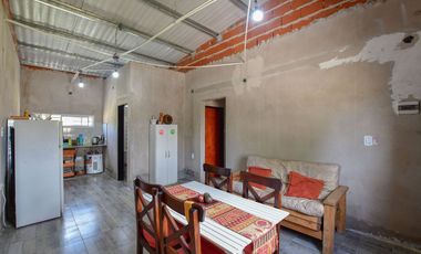 CASA EN VENTA EN PARQUE SICARDI 2 DORMITORIOS
