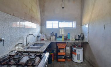 CASA EN VENTA EN PARQUE SICARDI 2 DORMITORIOS