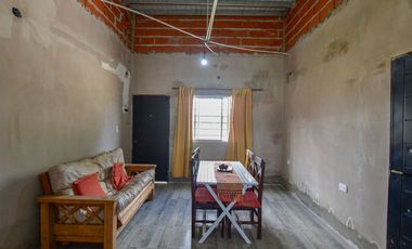 CASA EN VENTA EN PARQUE SICARDI 2 DORMITORIOS