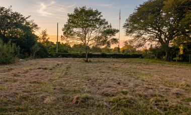 ¡Lote frente al Golf en Colonia Carolina!