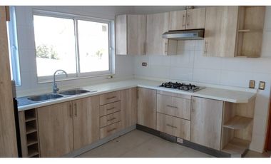 Arriendo Casa 3D 4B con piscina Condo. Rinconada Los Andes