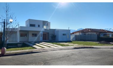 Arriendo Casa 3D 4B con piscina Condo. Rinconada Los Andes