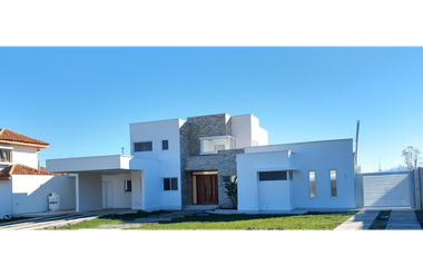 Arriendo Casa 3D 4B con piscina Condo. Rinconada Los Andes