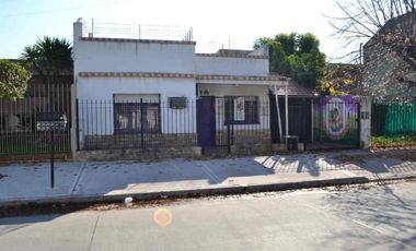 VENTA CASA 4 AMB. C/COCH TERRAZA A. CREDITO MORON