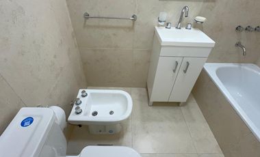 Amplio Departamento de un ambiente en alquiler-Moron-